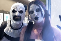 大雨の「渋谷ハロウィン2025」コスプレイヤーは外国人ばかり、“ガチ”よりも“ライト”に済ませる人が多数