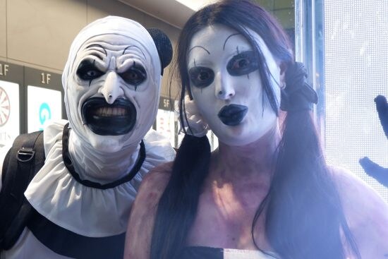 大雨の「渋谷ハロウィン2025」コスプレイヤーは外国人ばかり、“ガチ”よりも“ライト”に済ませる人が多数