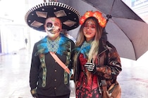 「新宿ハロウィン2025」普段の週末と大差ない歌舞伎町。コスプレを全力で楽しむ外国人旅行者も