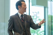 使えなすぎて「役員から平社員に降格」…ヘッドハンティングされた人物が“メッキが剥がれて”転落していくまで――仰天ニュース特報