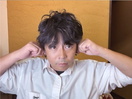 両耳を掴んで引っ張る