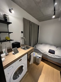 “狭すぎる物件”に5年住み続ける30歳男性が明かす、驚きの暮らし「貯金は最高3000万円ほど」「スーツ以外の服は持っていない」