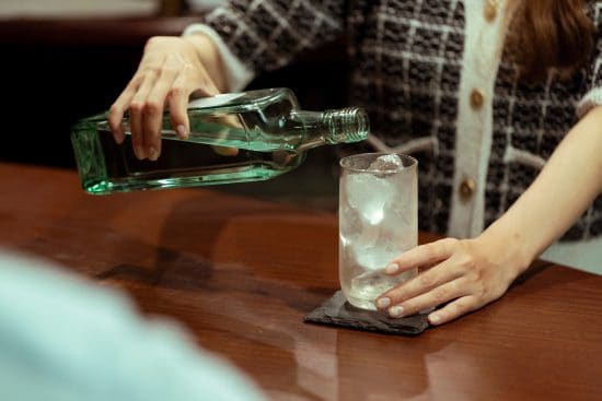 お酒を提供する若い女性