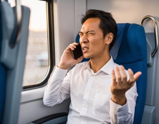 「ふざけるな！」新幹線で“大声通話”を止めないサラリーマン。数分後、「申し訳ありません」と小さな声で謝ったワケ