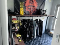 池袋2.5畳の部屋で在宅勤務、“狭すぎる物件”ばかりに住む33歳男性を直撃「水道光熱費込みで家賃は4万円台」「ベッドの上しか居場所がない」