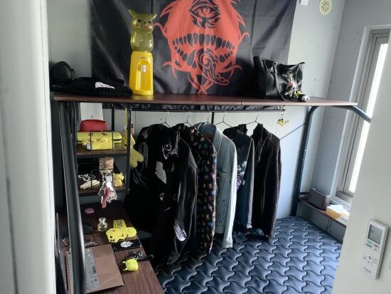 池袋2.5畳の部屋で在宅勤務、“狭すぎる物件”ばかりに住む33歳男性を直撃「水道光熱費込みで家賃は4万円台」「ベッドの上しか居場所がない」