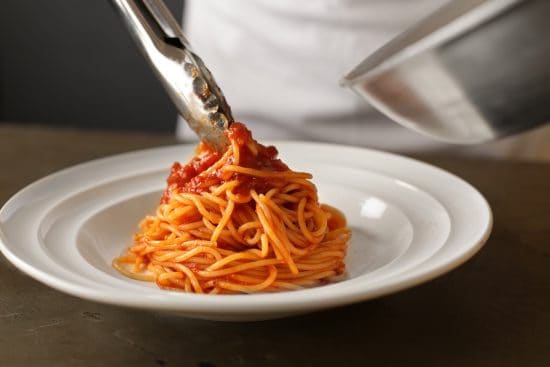 レストランのトマトソースのパスタ