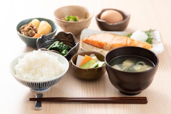 小麦、植物油、乳製品、甘いもの「四毒抜き」で現代病が治る？55万登録YouTuber歯科医師夫妻が語る“四毒”の正体とは