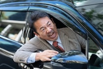 「車を降りて運転席の窓をドンドン」激昂する“あおり運転”の男を一瞬で黙らせた老紳士の機転