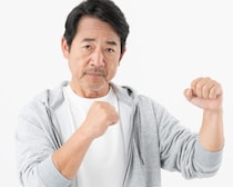 「40歳過ぎてもパーカーを着続けるのはおかしい」“SNS女子の声”を「無視するおじさんの方がモテる」理由