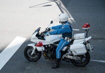 「車を降りて運転席の窓をドンドン」“あおり運転”の男が態度を一変、弱々しい声で謝罪するまで