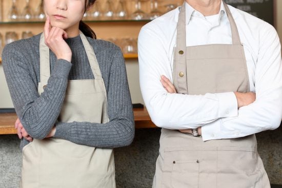 レストラン（飲食店）で悩む男女の店員