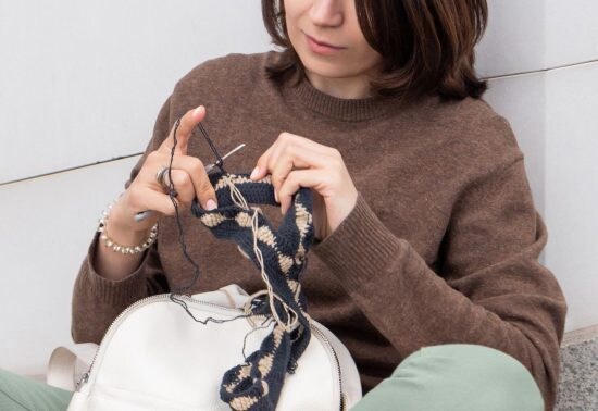 アメリカの若者になぜか“編み物ブーム”到来。実は無理なくデジタル断ちできる「賢い方法」だった