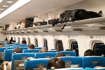 「今から東京行きよるけん！」新幹線で大声でビデオ通話する男性…迷惑行動を撃退した車掌の“一声”