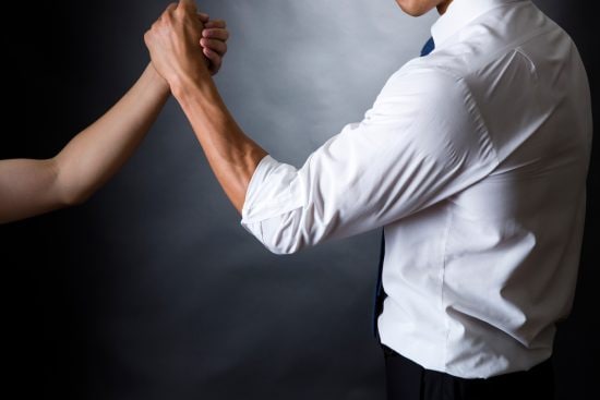 握手するビジネスマン