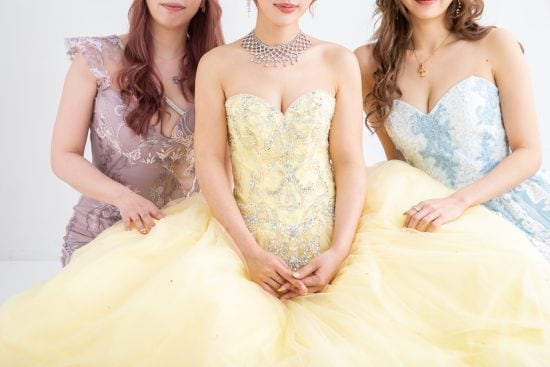 ドレスを着た女性