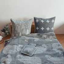 秋冬はインテリアの季節。Barker Textilesのブランケットが一枚あるだけで部屋が垢抜ける