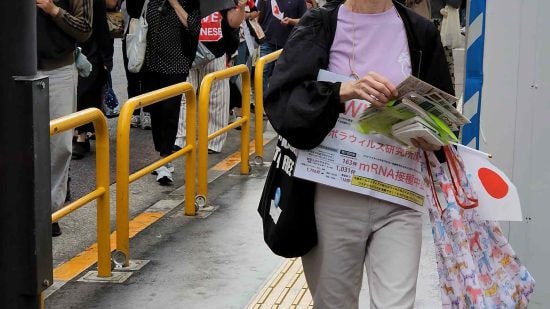 10月19日、新宿の「東京都エジプト合意撤回デモ行進」に帯同する反ワクチン活動家