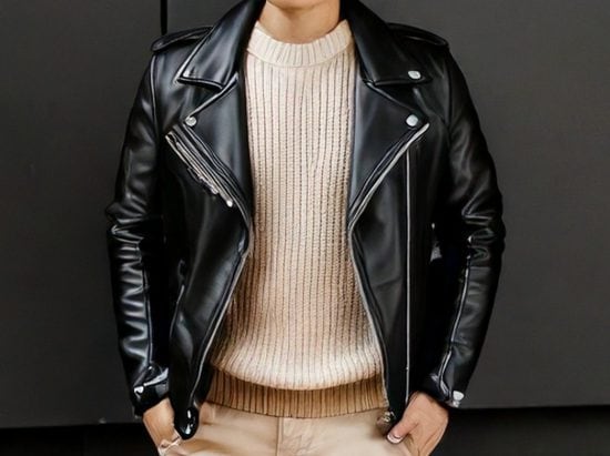 インナーはニット素材のやわらかい印象のトップスに