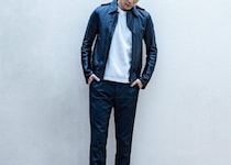 「その格好、時代遅れじゃない？」42歳男性が一刀両断された“痛い中年ファッション”の特徴。「すぐできる」改善コーデも紹介