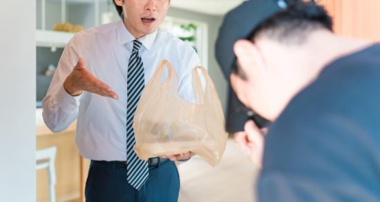 「店員さんに謝れよ！」弁当屋のレジで小銭を投げつける横柄な大学生をサラリーマンの常連客が一喝。思わぬ展開に…――仰天ニュース特報