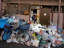 拾ってきたゴミを団地の廊下に並べる70代男性。注意しても「完全無視」だった老人を変えた“隣人の一言”――大反響セレクション