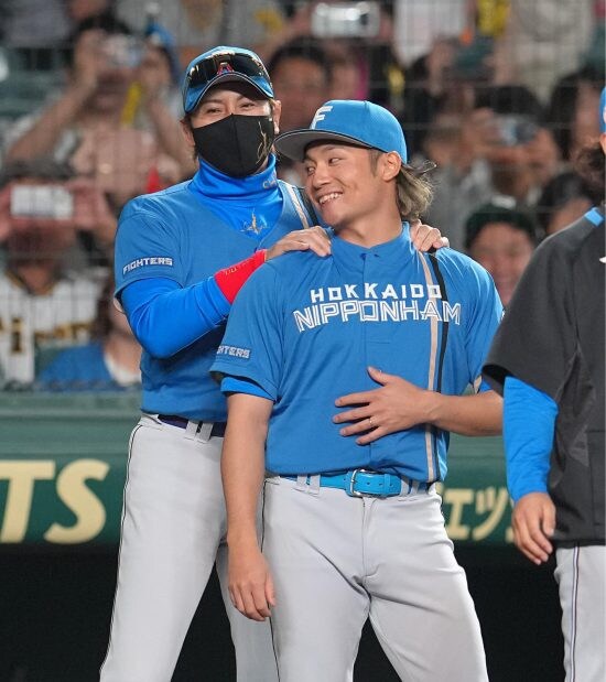 伊藤大海をねぎらう新庄監督