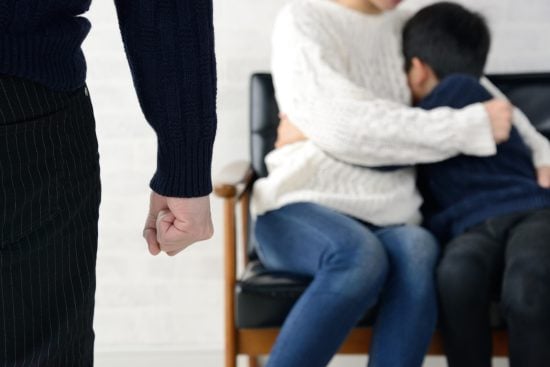 大阪から新潟への夜逃げ、5歳の私が見た「知らない女性」の正体。父の不倫相手が同居する地獄絵図