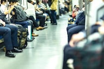 電車内で「大音量で音楽を流す」若者5人組にイライラ…“大柄な白人男性”が放った一言に心の中で拍手――大反響セレクション