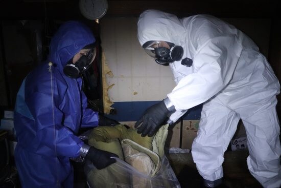 遺族に聞こえる声で「くっさ！」、遺品整理で見つかったお金を横領…特殊清掃員が明かす“悪質業者の実態”――大反響セレクション