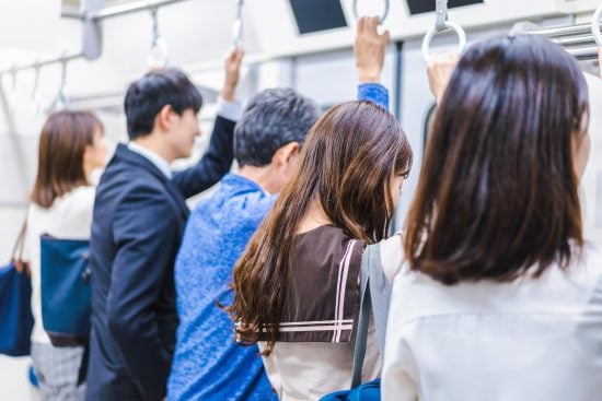 マスクをしないサラリーマン