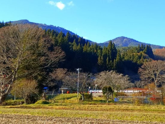 山に囲まれている実家