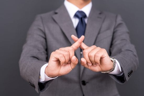 NGサインをするビジネスマン