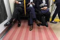 電車の優先席で酒を飲む迷惑な会社員が、大慌てで頭を下げて高齢者に席を譲るまで「たった一言ですが、効果は絶大でした」