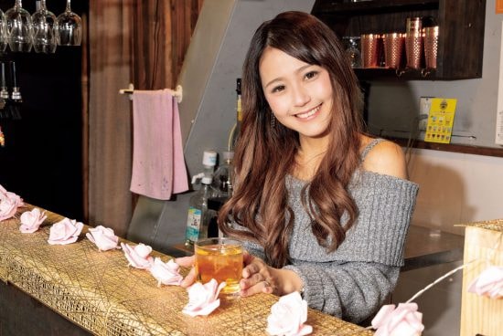 「若すぎる」「20歳にしか見えない」SNSで話題の“奇跡の41歳”を直撃。高校生の娘がいるのに、未成年に間違われることも…