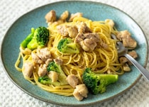 “洗い物ほぼゼロ”を目指す！フライパンひとつで完成する「ガリバタチキン」「豚キムチクリーム」パスタ