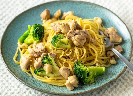 “洗い物ほぼゼロ”を目指す!フライパンひとつで完成する「ガリバタチキン」「豚キムチクリーム」パスタ