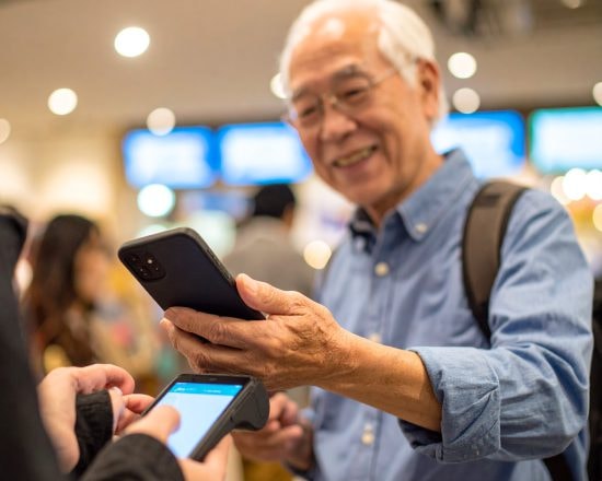 ランチタイムのファストフード店にて