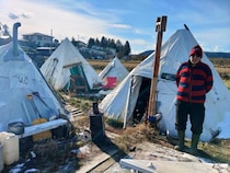 青森県の農地の一角に“突如現れた”白いテント群…住人を直撃「北欧スタイルの隠れ家で星とビールを楽しむ」78歳男性の半生