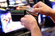 大学中退してパチプロに…50歳男性の「その後の人生」。幸せな同級生たちが“見えないプレッシャー”に…――大反響セレクション