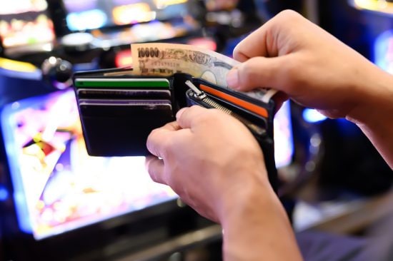 大学中退してパチプロに…50歳男性の「その後の人生」。幸せな同級生たちが“見えないプレッシャー”に…――大反響セレクション