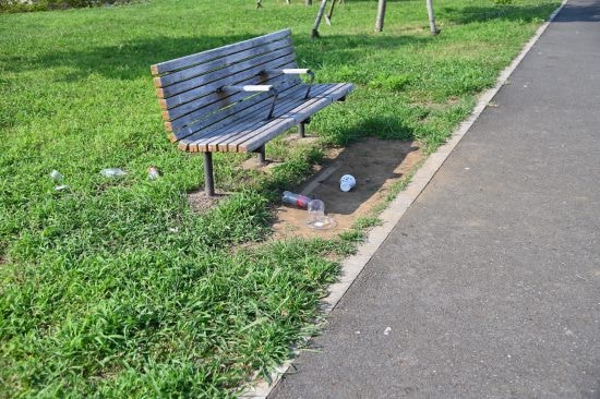 ベンチとゴミ
