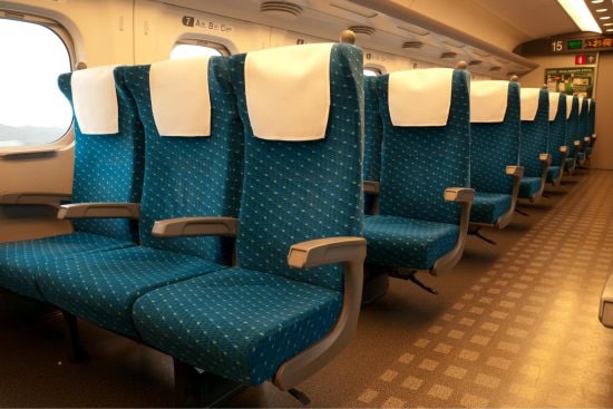 新幹線で後ろの座席から“悪臭漂う靴下”がにょきっと…30歳女性が「臭くて頭がおかしくなりそうなんだよ」と大声で怒鳴りつけた結果