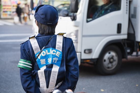 “あおり運転”してきたトラックから運転手が降りてきて…窓をガンガン！とっさの対応で撃退するまで