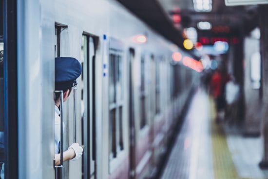 ホームを確認する車掌の風景