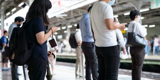 電車のドア前から絶対に動かない迷惑客“ドア地蔵”に声をかけた結果「え、わざわざ出んといけん?」と返されて…――大反響セレクション