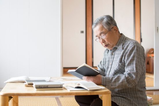 勉強する高齢男性