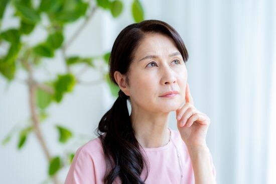 考える中年女性