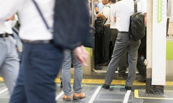 「ここ、友だちの席なんで」満員電車で“席取り”をする女子高生にア然。翌日、席取りに失敗していた納得のワケ――大反響セレクション