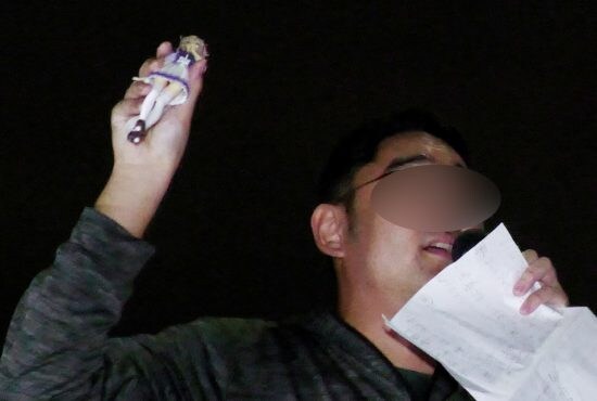 フィギュアを掲げヘイトスピーチをするオタク男性（10月10日国会議事堂前）